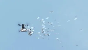 באמצע היום בת"א: רחפן הטיל עשרות שקיות קטנות של גראס מהשמיים