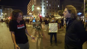 שי שטרן יצא לבלפור לדבר עם המפגינים