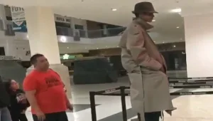 כדי לשלם כרטיס אחד: שני ילדים התחפשו לגבר גבוה בקולנוע • צפו