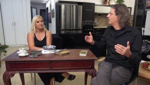 שי שטרן מברר עם פותחת בקלפים מה יהיה בשנה הבאה?