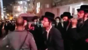 עימותים בבני ברק: שוטר השליך שקית אשפה על תושב חרדי • תיעוד