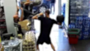 ביקש מלקוחה לעטות מסכה – והותקף באכזריות ע"י חבריה • תיעוד