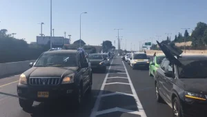 שיירת רכבים יצאה לי-ם: "ההפגנות - פיקוח נפש למען הדמוקרטיה"