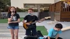 להקת הילדים שיצאה למסע הופעות בבתי אבות ברחבי הארץ