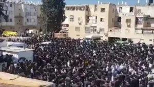 באישור המשטרה: אלפים בהלוויית האדמו"ר שמת מקורונה • תיעוד