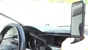 ביהמ"ש: מותר לנהג לגעת בטלפון הנייד אם הוא במתקן נשיאה