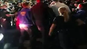 חסידי חב"ד בניו יורק חגגו את שמחת בית השואבה בניגוד להנחיות