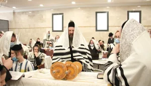 בבית כנסת, ללא מסכות: התפילה בחסידות לאחר מות האדמו"ר • צפו