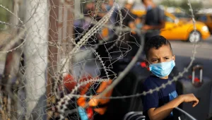 ראש אונר"א: הפלסטינים מיואשים, בעזה מחפשים אוכל באשפה