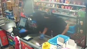 רעולי פנים הגיעו עם סכין - המוכרת הצליחה להבריח אותם • צפו