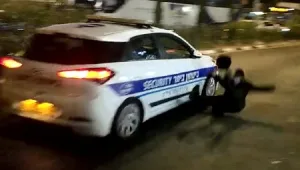 תיעוד חריג מהפגנה בביתר עילית: רכב ביטחון דורס מפגין חרדי