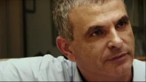 360, עונה 1, פרק 14: כחלון ומלחמת הסלולר