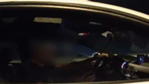 תיעוד: סירב לעצור לבדיקה במחסום, גרר שוטר - והטיח אותו בכביש