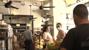 מזון בימי הקורונה: בתי הקפה והמסעדות שהפכו למעדניות