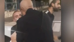 נער העיר לשוטר כי אינו עוטה מסכה - ונעצר • תיעוד