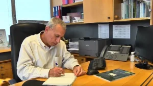 "האם היוהרה גרמה לכישלון בטיפול במגפה?": התבטאויותיו של אש