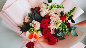 כפרח ביד היוצר - קרן גור יוצרת ומעצבת אמנות בפרחים ומלבישה את הבית