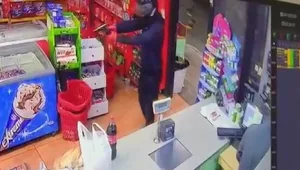 תיעוד: רוכב אופניים רעול פנים שודד מכולת בצפון באיומי אקדח