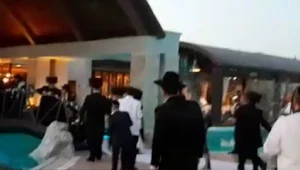 מבוכה בחתונה: גשר קרס במהלך צעידת זוג לחופה - רבים נפלו למים