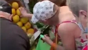 הישראלי היפה: מחלק פירות וירקות בחינם למי שידו אינה משגת