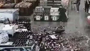 עשרות בקבוקי יין התנפצו לאחר שלקוח התנגש במדף בטעות • תיעוד