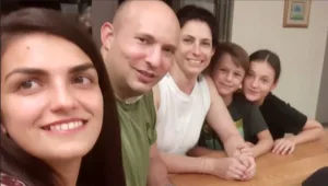 נזרקה לרחוב מדירת רווחה - ועברה לגור בבית של נפתלי בנט