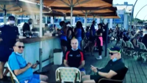 בניגוד להנחיות: חולדאי נראה יושב עם חברים מחוץ לבית קפה