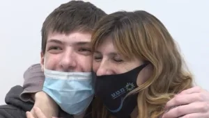 מרגש עד דמעות: בן 14 ואימו שמעו אחד את השנייה בפעם הראשונה