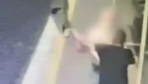 תיעוד: בן 94 נשדד באכזריות ברחוב; המשטרה לכדה את התוקף