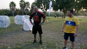 שי בשידור: טילטיל ומישל טרוני ראש בראש במשחק כדורגל בועה