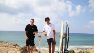 "אש על הגולש" - הסטנדים של ליס.