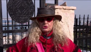 מדוע עיריית חיפה דורשת מסבתא של עומר אדם להסיר את שער ביתה?