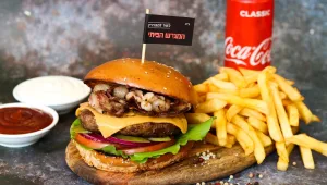 המגרש הביתי: מצאנו אוכל אמריקאי אותנטי במקום הכי פחות צפוי