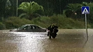 מזג אוויר סוער ברחבי הארץ; אדם נתקע עם רכבו באשקלון - וחולץ