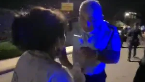 תומכי נתניהו לאם שכולה בקיסריה: "הבן שלך מתהפך בקבר" • תיעוד