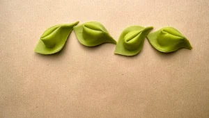 "קרם פרמזן שמתפרץ ומציף את הפה": את הרביולי המטורף הזה אתם חייבים להכיר