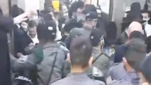 המשטרה פשטה על בית כנסת בבני ברק שבו התפללו בניגוד להחניות