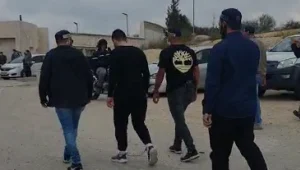 עם אזיקים: ההורים החשודים ברצח הגיעו להלוויית התינוק • תיעוד