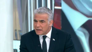 לפיד על ההפגנה מול בית משפחת פרקש: "זה מגיע מלמעלה"