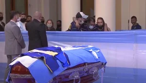 ארגנטינה נפרדת: עשרות אלפים חולפים על פני ארונו של מראדונה