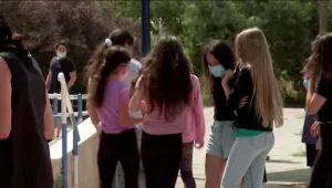 מסיבות רק למקובלים: הילדים שמנצלים את המגפה כדי להחרים חברים