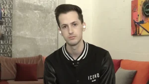 כוכב הרשת יוני טובים התנשק עם בן זוגו בפארק ציבורי - והותקף