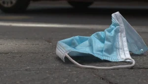 מיליוני מסכות נזרקות על הרצפה מדי יום - ויוצרות נזק סביבתי
