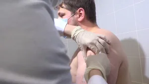 העולם מתחיל להתחסן: מאות אלפי מנות בדרכן לבריטניה