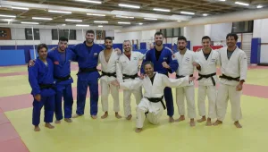 שי שטרן בודק עם חברי נבחרת הג'ודו הישראלי מה צריך כדי להיות אלוף אירופה?