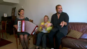 גילי אגלבי פוגש את אמא של נטע ועומר, שלא חוסכת במאכלים ובשירים לכבודו