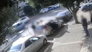 דחף והטיח לרצפה: צעיר תקף בת 70 לאחר שפגע ברכבה • תיעוד