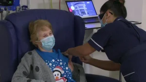 מבצע החיסונים בבריטניה יצא לדרך: בת 90 קיבלה את המנה הראשונה