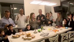 המשפחות שלא חיכו לסגר הלילי - והדליקו נר יחד