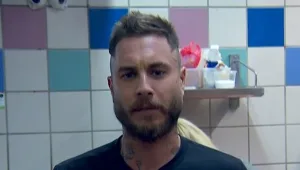 השף טום אביב תקף אדם שהתעלל בכלב - ונעצר: "גבול שאין עליו מחילה"